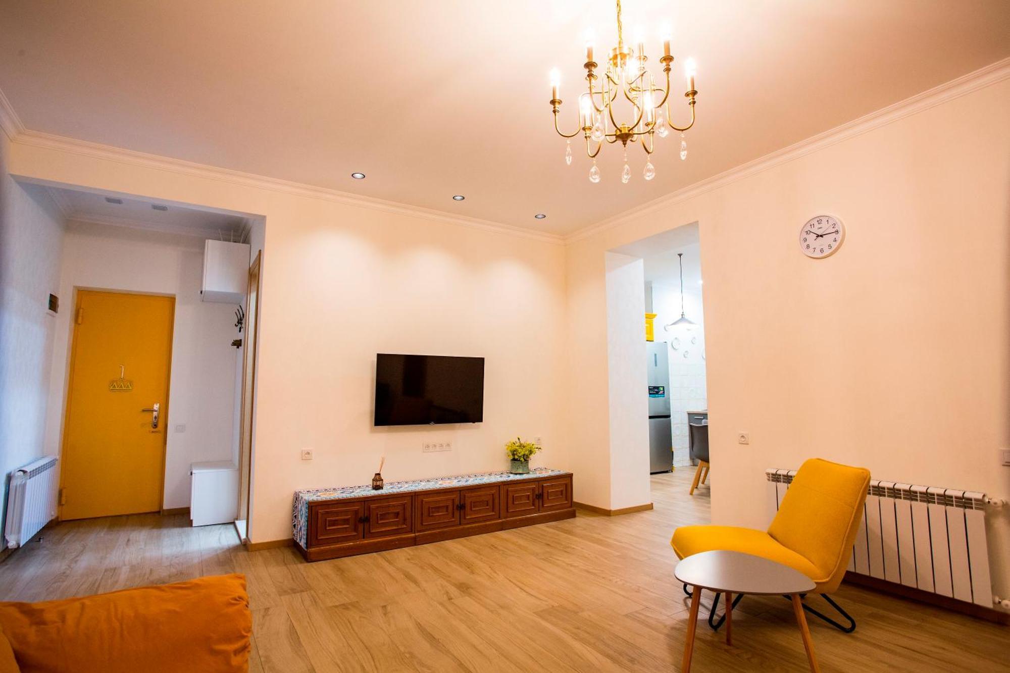 Yellow Apartment In Avlabari Tbilissi Extérieur photo