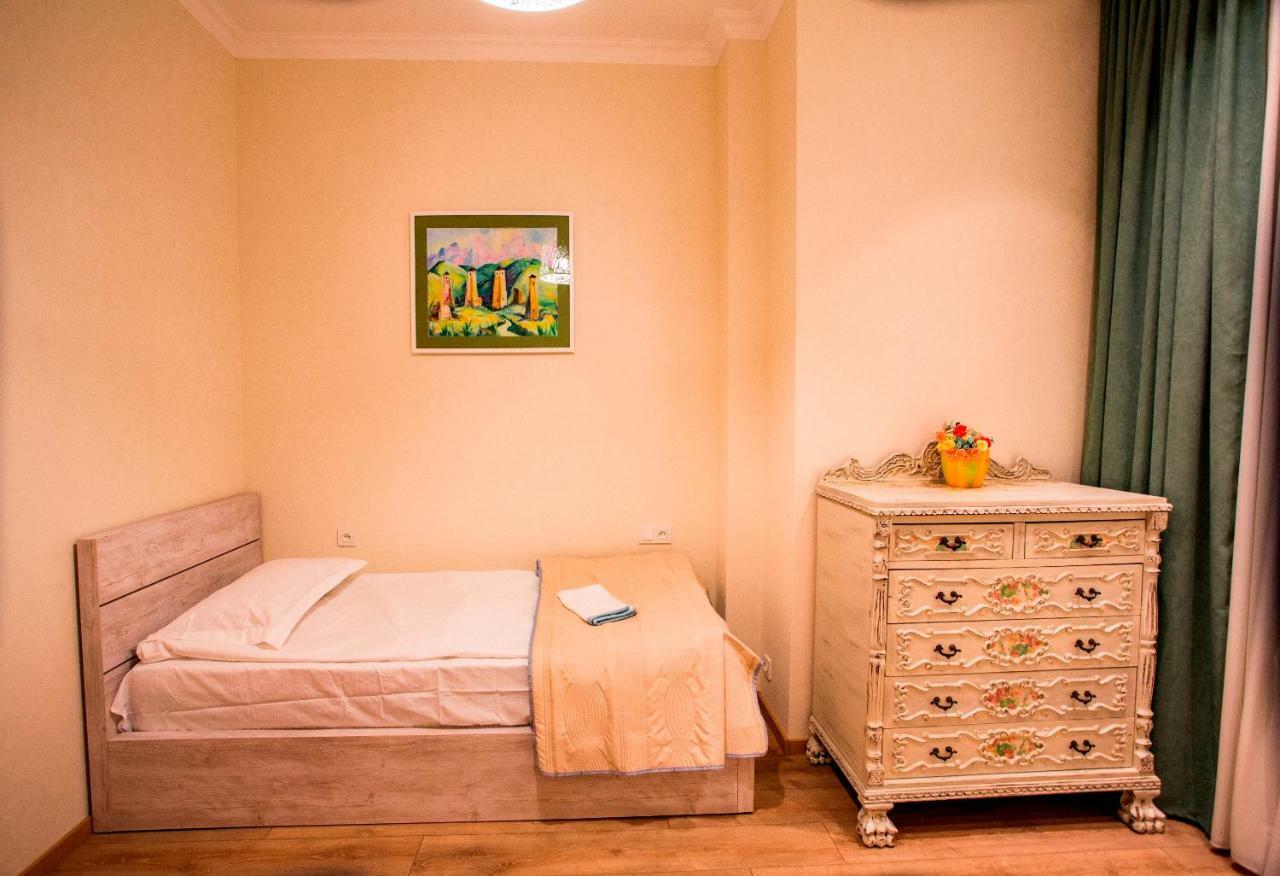 Yellow Apartment In Avlabari Tbilissi Extérieur photo