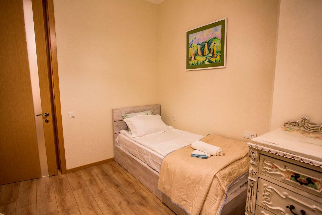 Yellow Apartment In Avlabari Tbilissi Extérieur photo