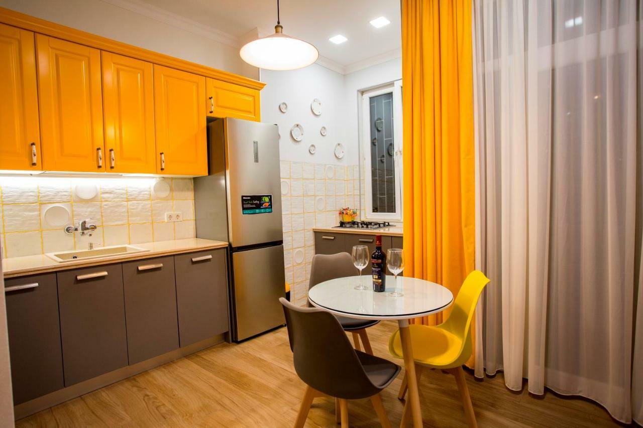 Yellow Apartment In Avlabari Tbilissi Extérieur photo